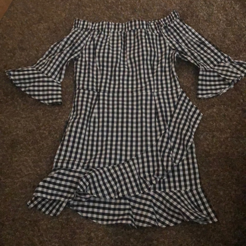 Off the shoulders checkered dress